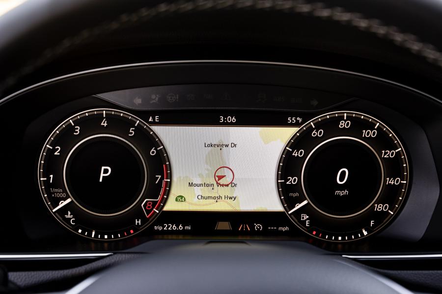 Панель приборов Volkswagen Arteon 4Motion R-Line 2019 года  (NA) (фото 30 из 40)